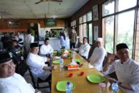 Menteri Pertahanan Prabowo Subianto makan bersama setelah pulang Sholat Idul Adha 1444 H di RM Nasi Timbel H. Komarudin. (Dok. Tim Media Prabowo Subainto)