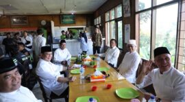 Menteri Pertahanan Prabowo Subianto makan bersama setelah pulang Sholat Idul Adha 1444 H di RM Nasi Timbel H. Komarudin. (Dok. Tim Media Prabowo Subainto)