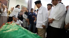 Ketua Umum Partai Gerindra Prabowo Subianto melayat ke rumah duka Wakil Ketua Umum Partai Gerindra Desmond Junaidi Mahesa. (Dok. Tim Media Prabowo Subianto)