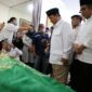 Ketua Umum Partai Gerindra Prabowo Subianto melayat ke rumah duka Wakil Ketua Umum Partai Gerindra Desmond Junaidi Mahesa. (Dok. Tim Media Prabowo Subianto)