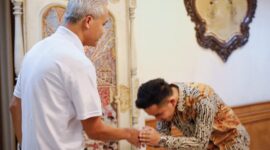 Gubernur Jawa Tengah, Ganjar Pranowo Bersama Wali Kota Solo, Gibran Rakabuming Raka. (Facbook.com/@Ganjar Pranowo)
