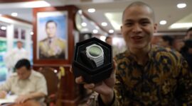 Konten kreator Yoshua Marcellos atau Cellos mendapat hadiah jam dan buku usai berhasil menjawab pertanyaan dari Prabowo Subianto. (Dok. Tim Media Prabowo Subainto)