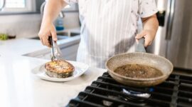 Konsumsi ikan yang kaya akan asam lemak omega-3 dapat membantu menurunkan kadar trigliserida dalam darah. (Pexels/RDNE Stock project)