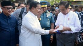 Menteri Pertahanan Prabowo Subianto mendampingi Presiden Joko Widodo (Jokowi) blusukan ke Pasar Grogolan, Pekalongan. (Dok. Tim Media Prabowo Subianto)