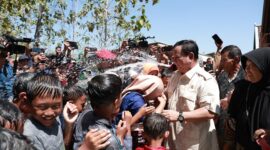 Ketua Umum Partai Gerindra Prabowo Subianto saat bersama Masyarakat. (Facbook.com/@Prabowo Subianto)
