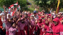 Menteri Pertahanan (Menhan) Prabowo berinteraksi dengan para siswa SD di Kabupaten Gunung Kidul Yogyakarta. (Dok. Tim Media Prabowo)
