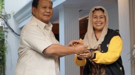 Ketua Umum Partai Gerindra Prabowo Subianto menyambut kehadiran putri almarhum Presiden keempat RI Abdurrahman Wahid atau Gus Dur, Yenny Wahid. (Dok. Tim Media Prabowo Subianto)
