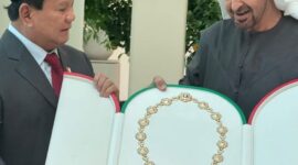 Menteri Pertahanan RI Prabowo Subianto menerima anugerah 'Zayed Medal' dari Presiden Uni Emirat Arab (UAE), Yang Mulia Syekh Mohamed bin Zayed Al Nahyan (MBZ).. (Dok. Tim Media Prabowo)