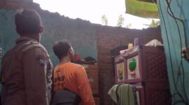 Tim Reaksi Cepat BPBD Kabupaten Batang bersama TNI dan Polri melakukan kaji cepat dampak kerusakan bangunan rumah warga setelah diguncang gempabumi M 4.4 di wilayah Kabupaten Batang, Jawa Tengah. (Dok. BPBD Kabupaten Batang)