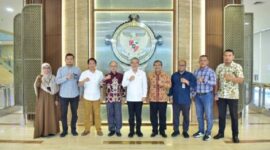 Wakil Ketua BPK Hendra Susanto menyerahkan Laporan Hasil Pemeriksaan Investigatif. (Dok. Bpk.go.id)