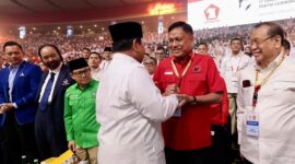 Presiden Prabowo Subianto yang juga Ketua Umum (Ketum) DPP partai Gerindra menyapa dan memeluk perwakilan dari partai PDI Perjuangan Olly Dondokambey. (Facebook.com @Prabowo Subianto)