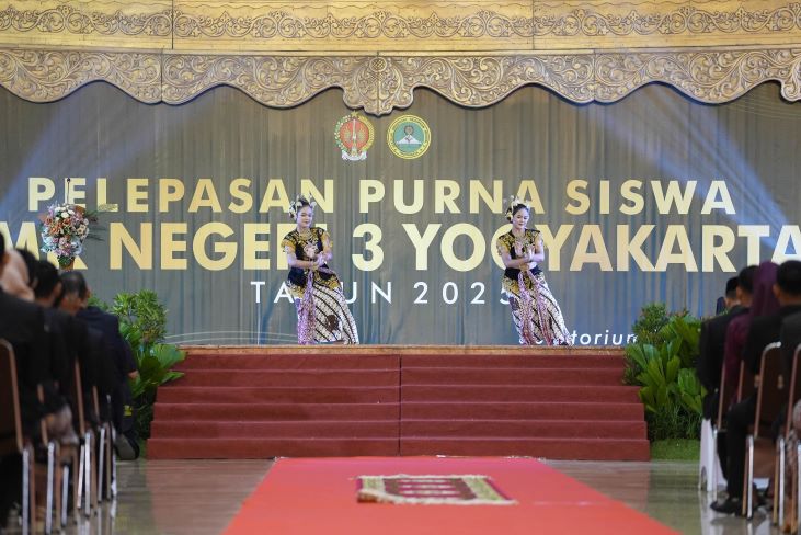 Foto : Penampilan tari tradisional membuka rangkaian acara Pelepasan Purna Siswa Kelas XII SMK Negeri 3 Yogyakarta Tahun 2025. (Doc.Ist)