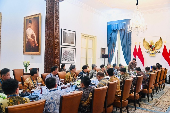 Presiden RI Prabowo Subianto menerima kunjungan para pengusaha dari grup-grup besar Korea Selatan di Istana Merdeka. (Facebook.com @Setkab RI)