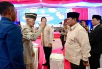 Presiden RI Prabowo Subianto duduk satu meja dengan Wakil Presiden Ke-6 RI Try Sutrisno. (Facebook.com @Setkab RI)