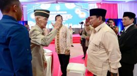 Presiden RI Prabowo Subianto duduk satu meja dengan Wakil Presiden Ke-6 RI Try Sutrisno. (Facebook.com @Setkab RI)